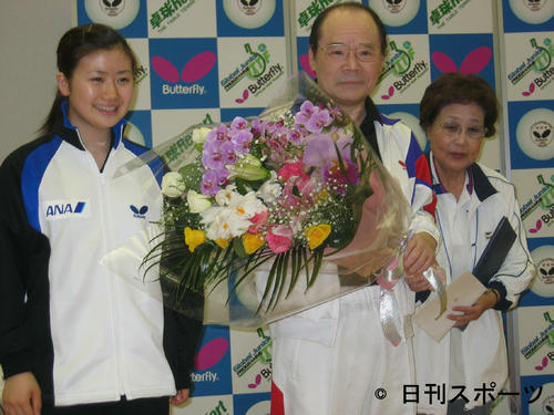 らくご卓球クラブ発足20周年記念パーティー　左から福原愛、林家こん平さん、海老名香葉子さん（2007年6月4日）