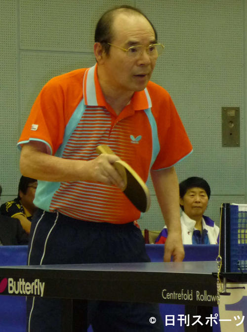 らくご卓球クラブの新春初打ち会でラリーを重ねる林家こん平さん（2009年1月26日）