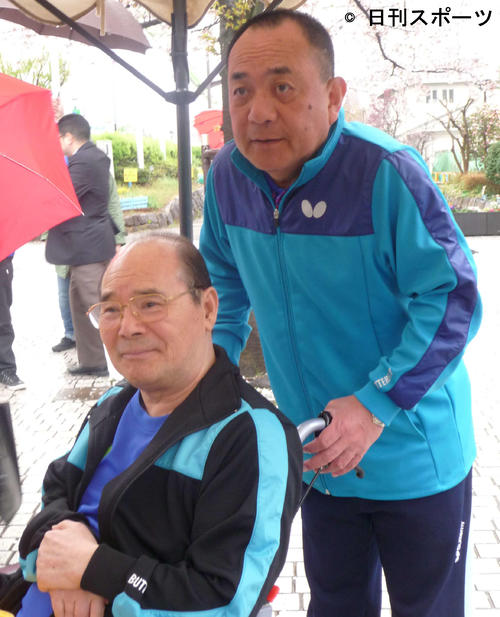 芸能生活55周年＆都電落語会記念イベント　林家こん平さん（左）と三遊亭小遊三（2015年4月5日）