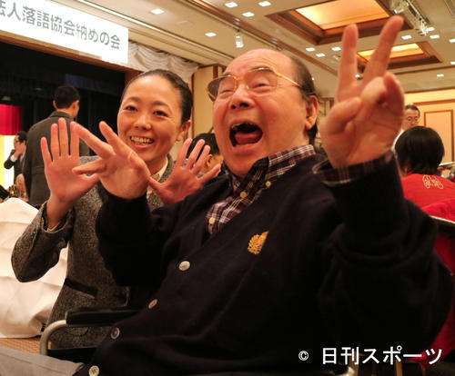 落語協会納めの会　年末恒例の落語協会納めの会に出席した林家こん平さん（右）は、弟子林家ぼたんと「チャラーン！」を披露（2015年12月25日）