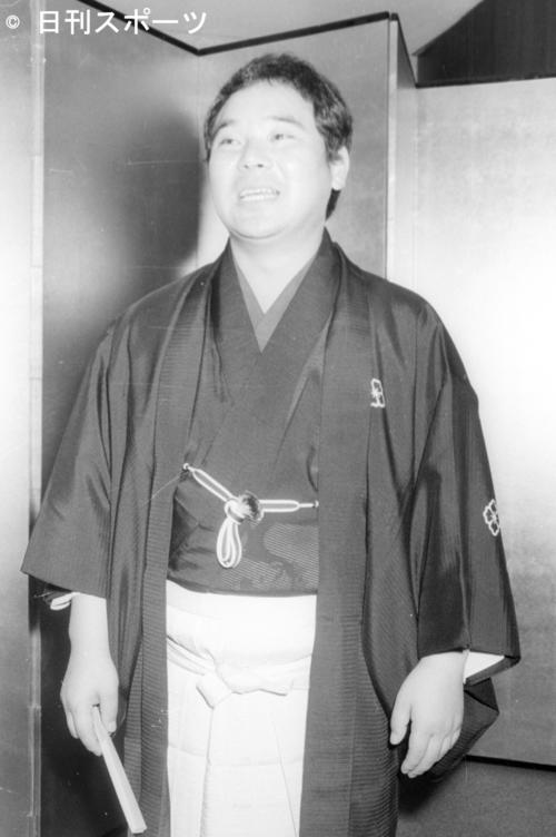 真打ち昇進披露であいさつをする林家こん平さん（当時29歳）（1972年9月11日）