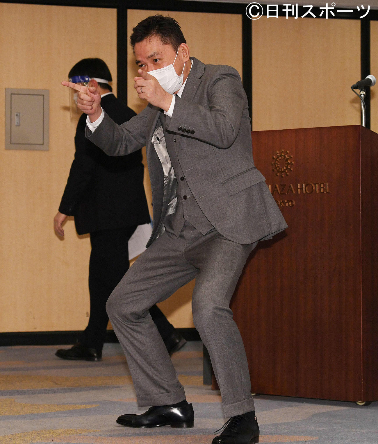 会見を終え報道陣にポーズを決める爆笑問題の太田光（撮影・滝沢徹郎）