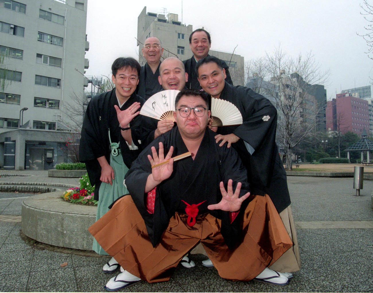 3月に真打に昇進する三遊亭歌武蔵（手前）と写真におさまる林家こん平さん。中段左から林家しゅう平、三遊亭歌太郎、三遊亭歌風　上段左は師匠の三遊亭円歌、林家こん平さん（1998年01月23日）