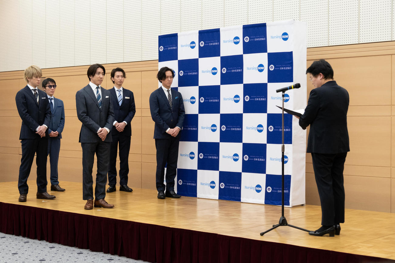 日本看護協会の福井トシ子会長（右）から感謝状を渡される関ジャニ∞