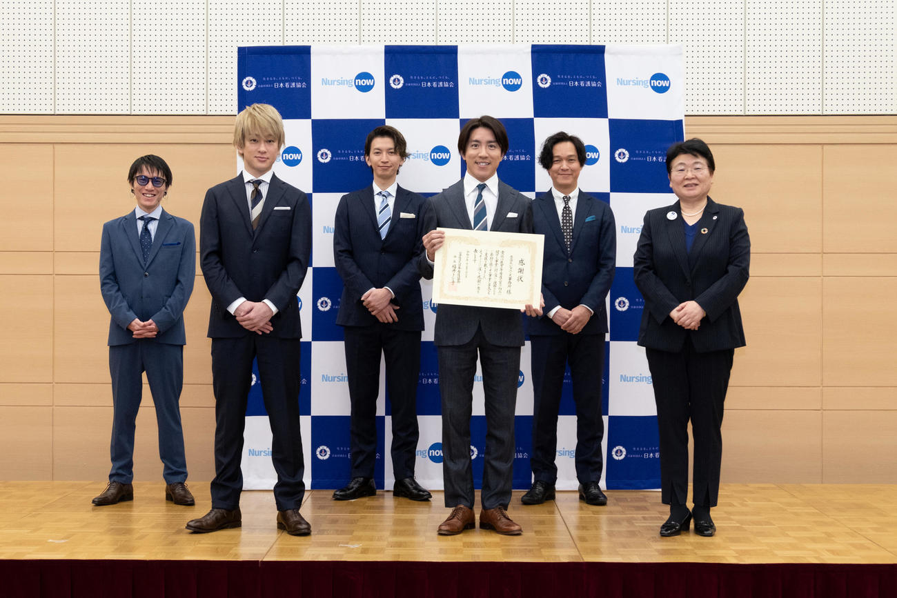 日本看護協会の福井トシ子会長（右）から感謝状を渡された関ジャニ∞