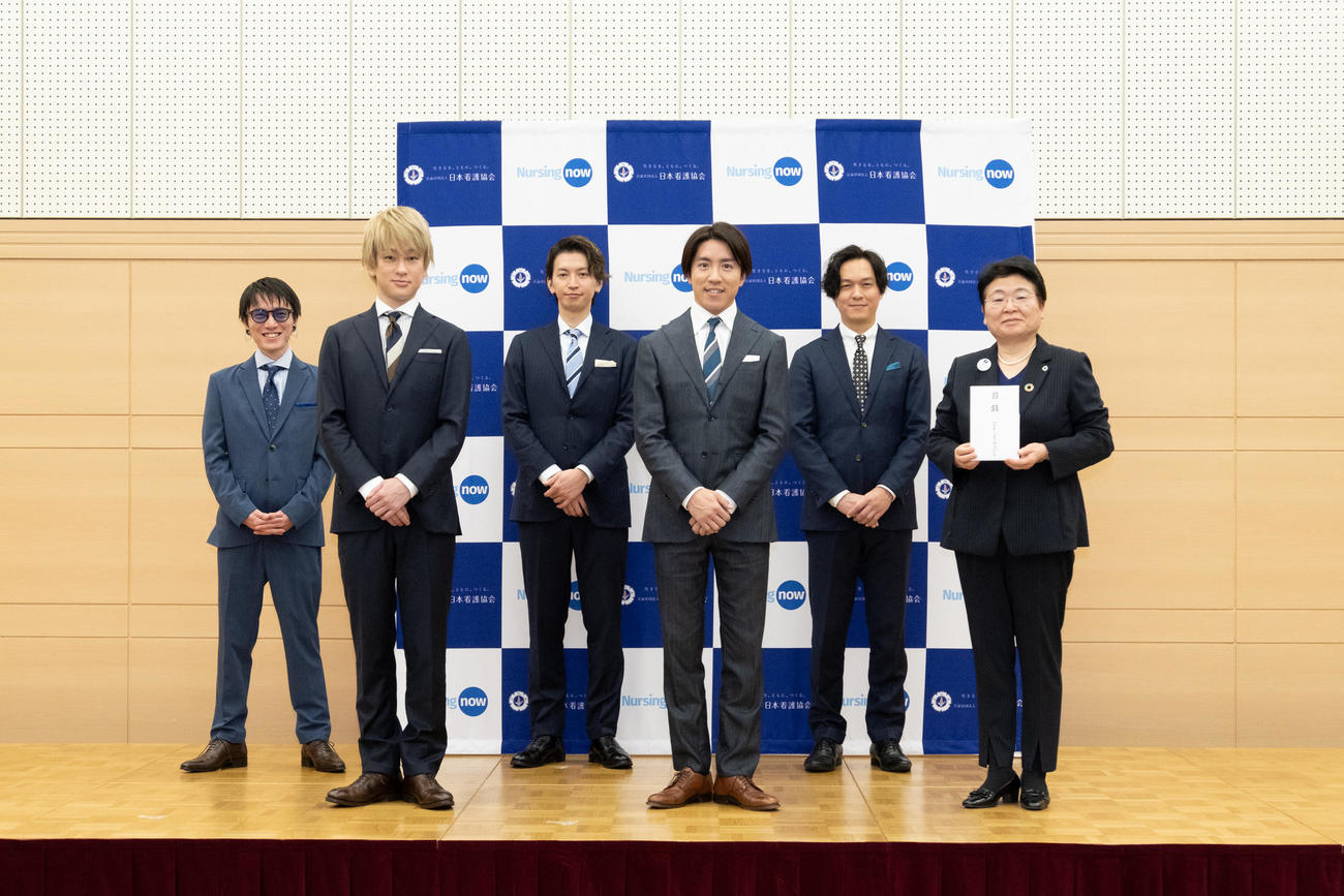 日本看護協会の福井トシ子会長（右）に目録を贈呈した関ジャニ∞