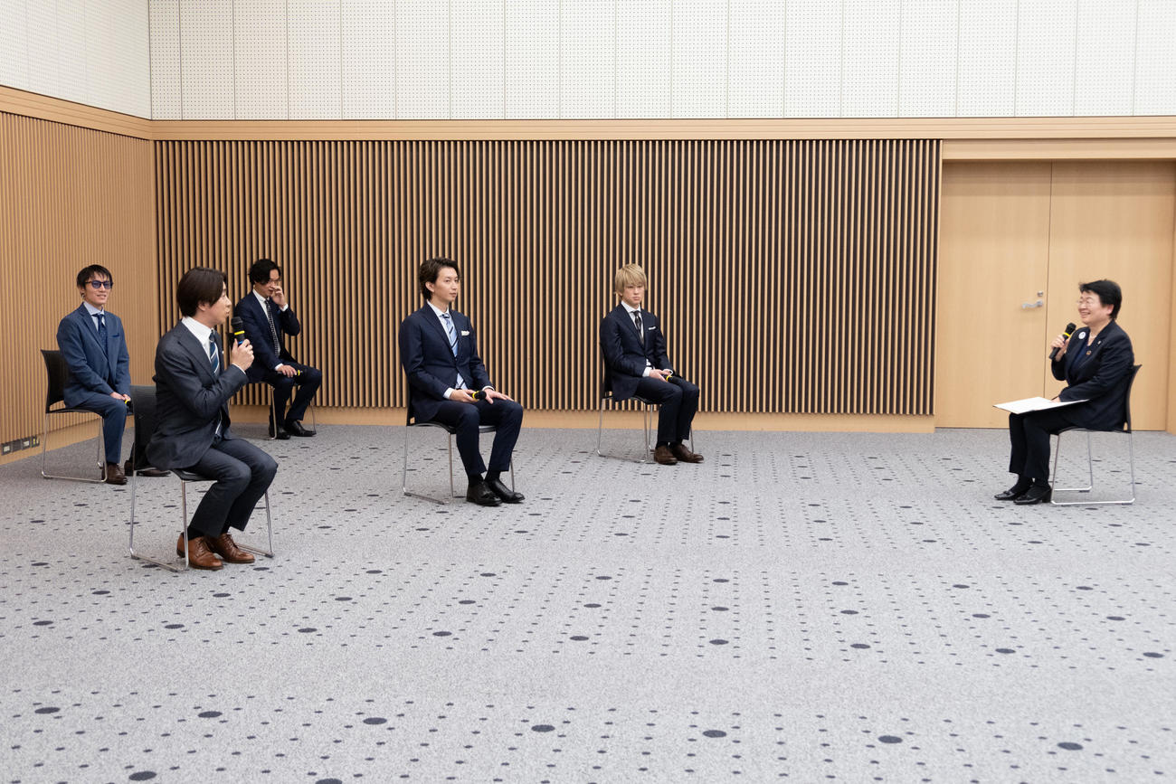 日本看護協会の福井トシ子会長（右）とやりとりする関ジャニ∞　