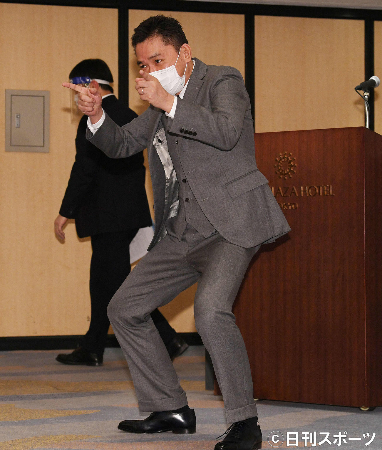 会見を終え報道陣にポーズを決める爆笑問題の太田光（撮影・滝沢徹郎）