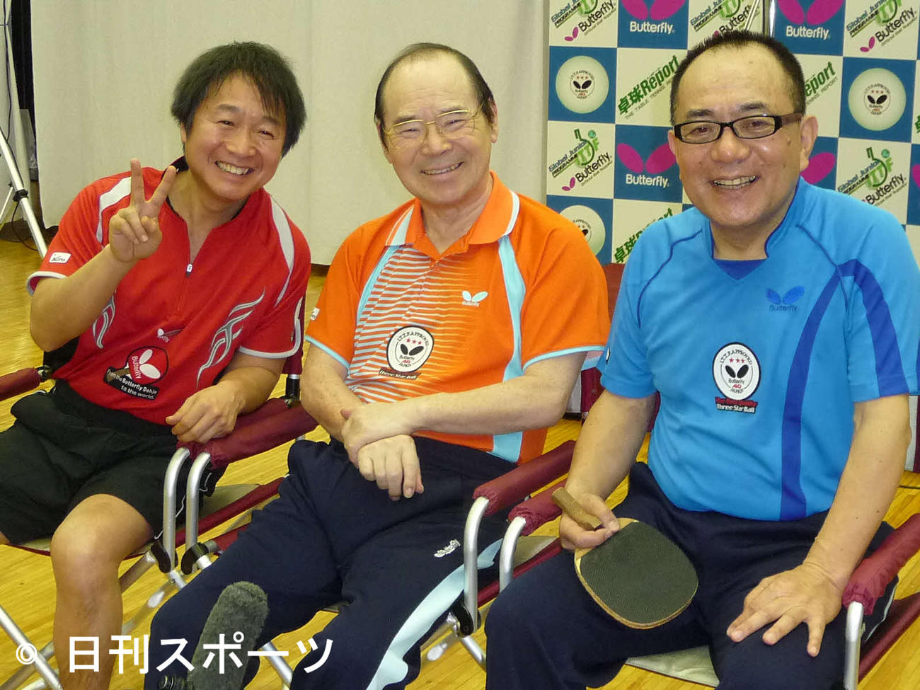らくご卓球クラブの新春初打ち会に出席した左から山田隆夫、林家こん平さん、三遊亭小遊三（2009年1月26日）
