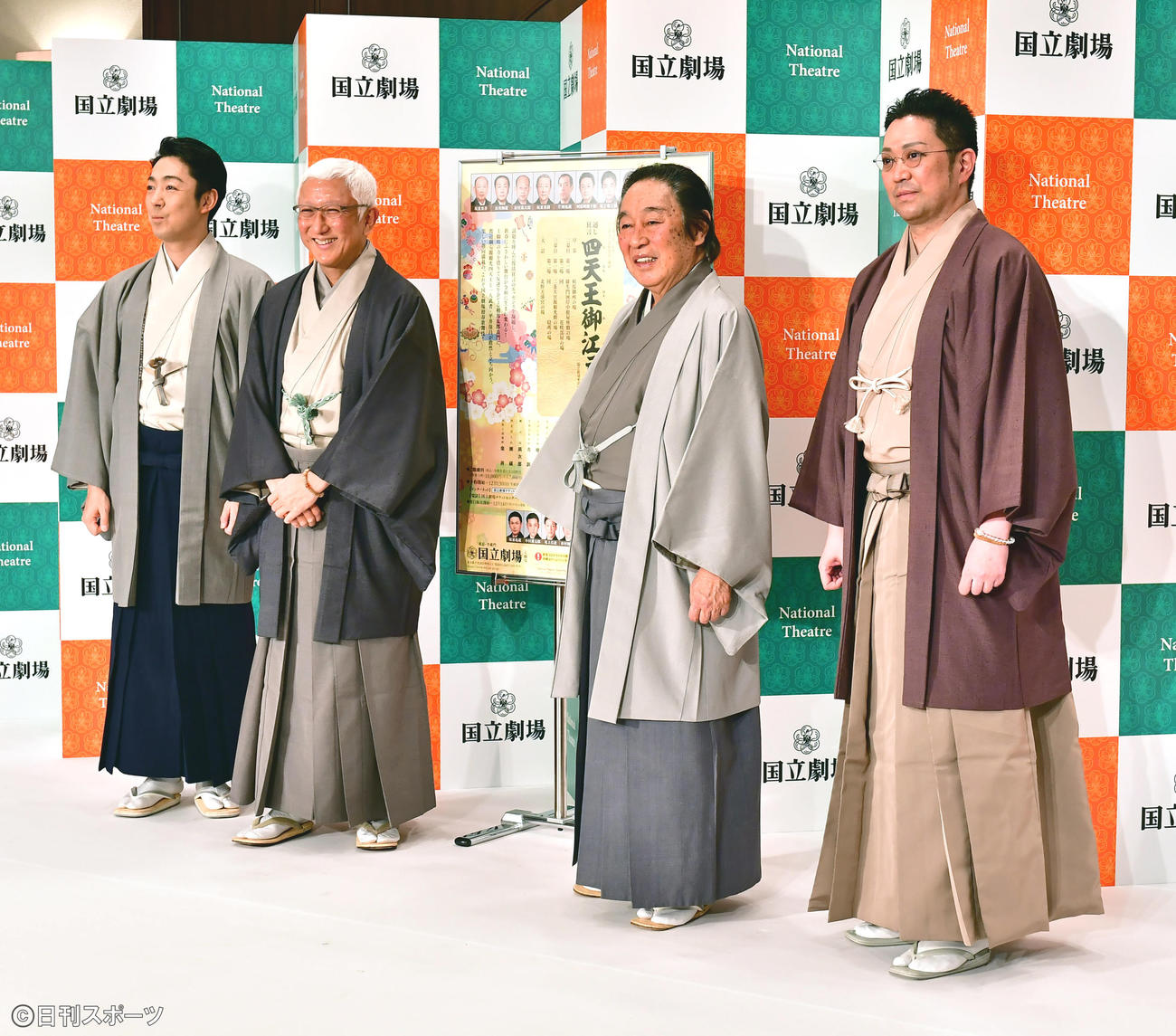 国立劇場令和3年初春歌舞伎公演「四天王御江戸鏑」取材会に臨む、、左から尾上菊之助、中村時蔵、尾上菊五郎、尾上松緑（撮影・小沢裕）