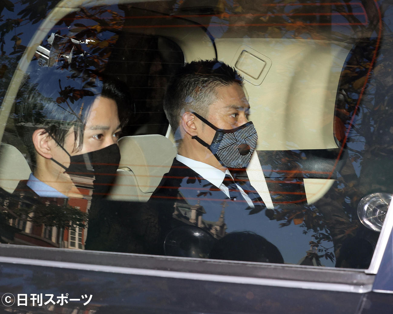 有罪判決を受け東京地裁を出る伊勢谷友介被告（右）（撮影・垰建太）