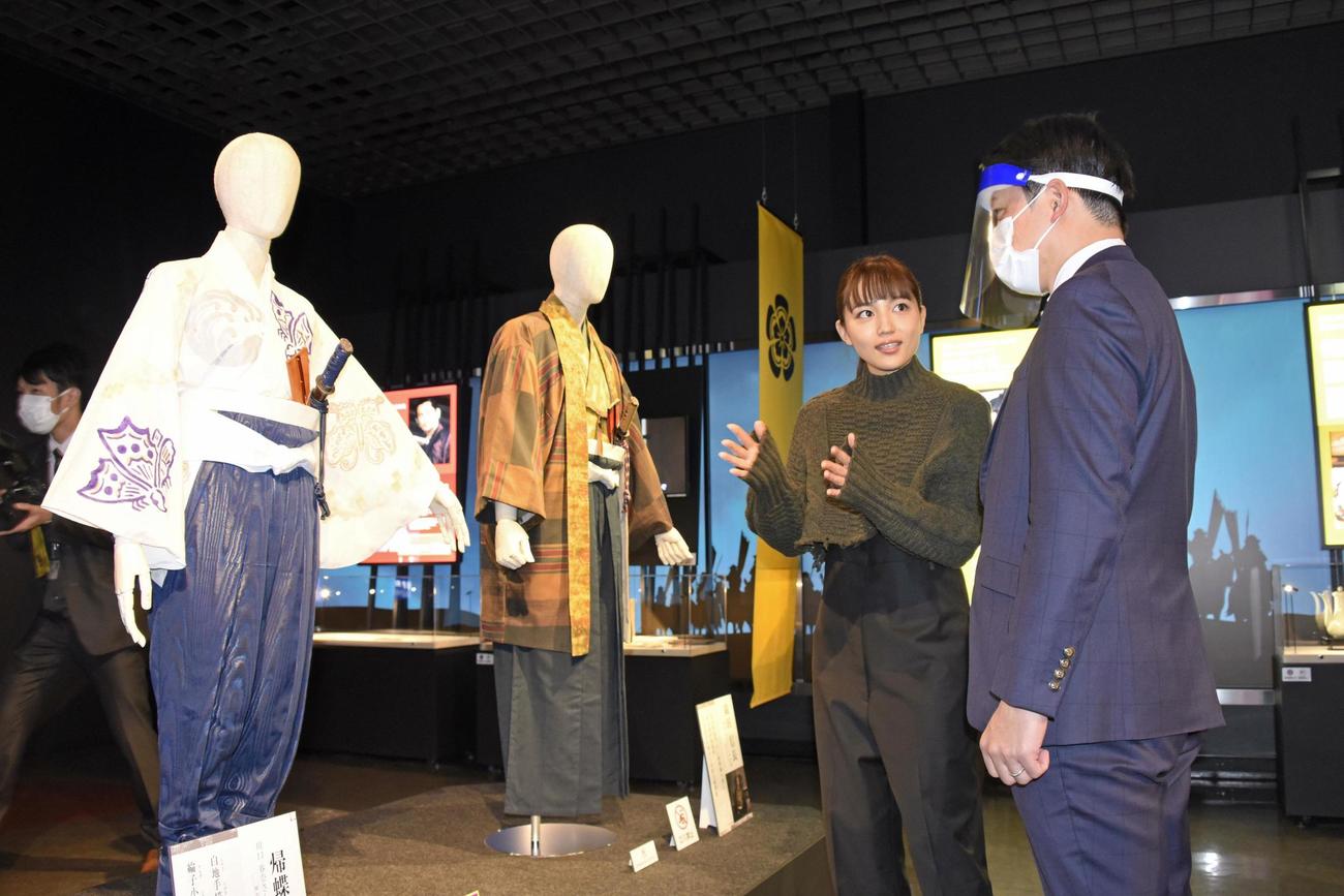岐阜市歴史博物館の大河ドラマ館を柴橋正直市長（右）と見学する川口春奈（共同）