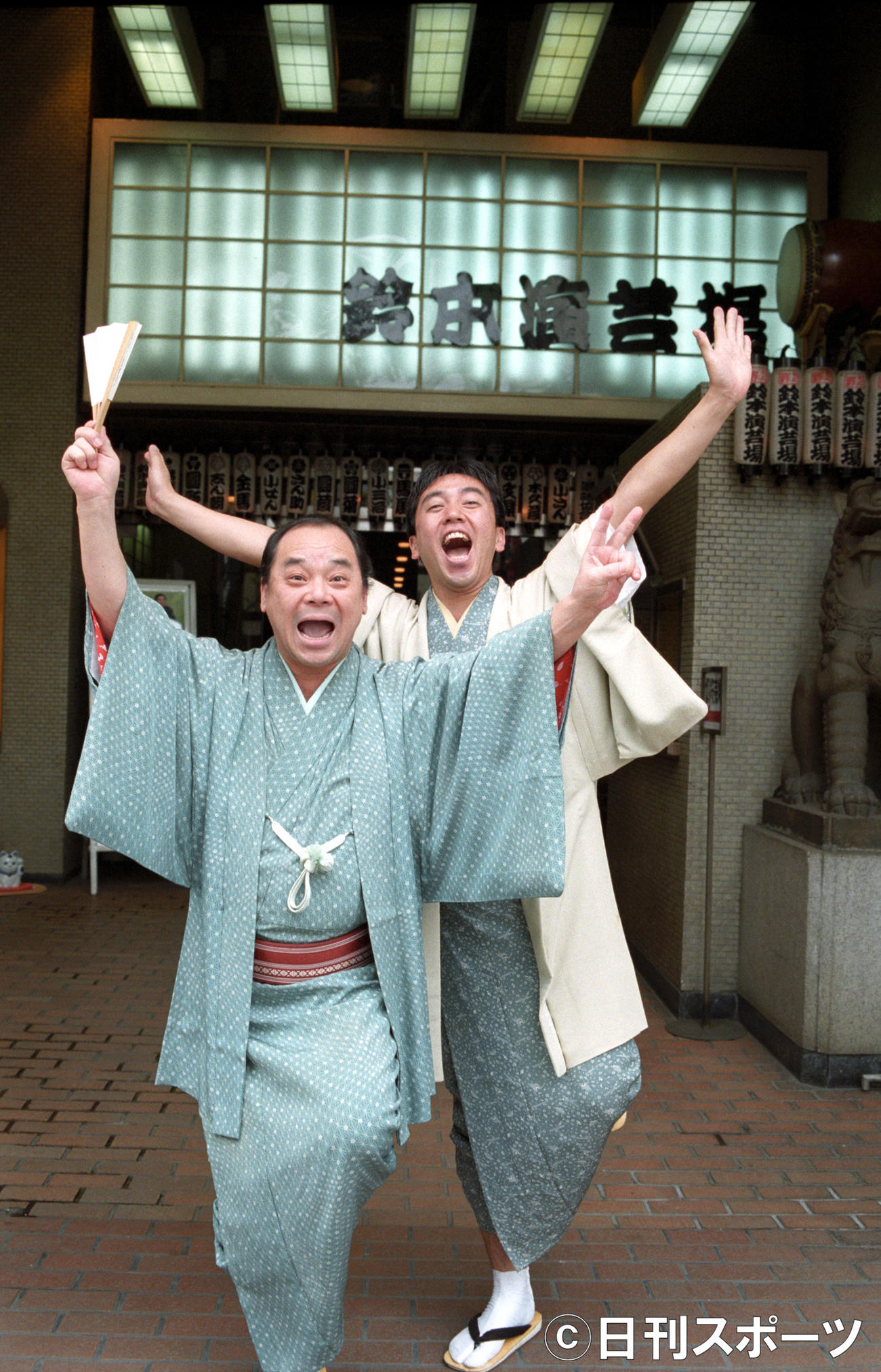 林家たい平（右）と林家こん平さん（1998年4月16日撮影）