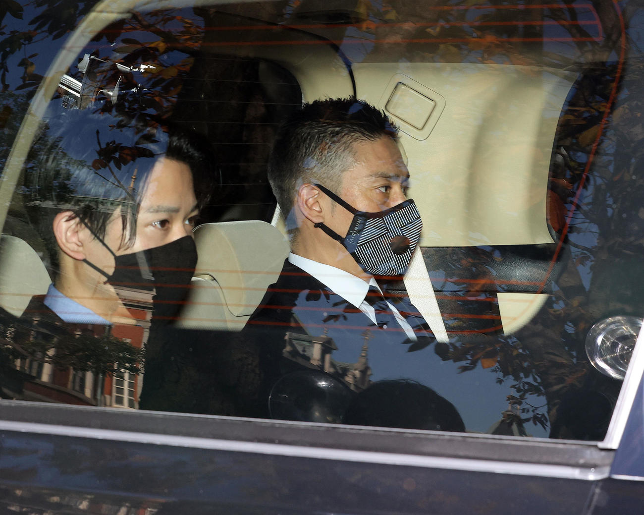 有罪判決を受け東京地裁を出る伊勢谷友介被告（右）（撮影・垰建太）