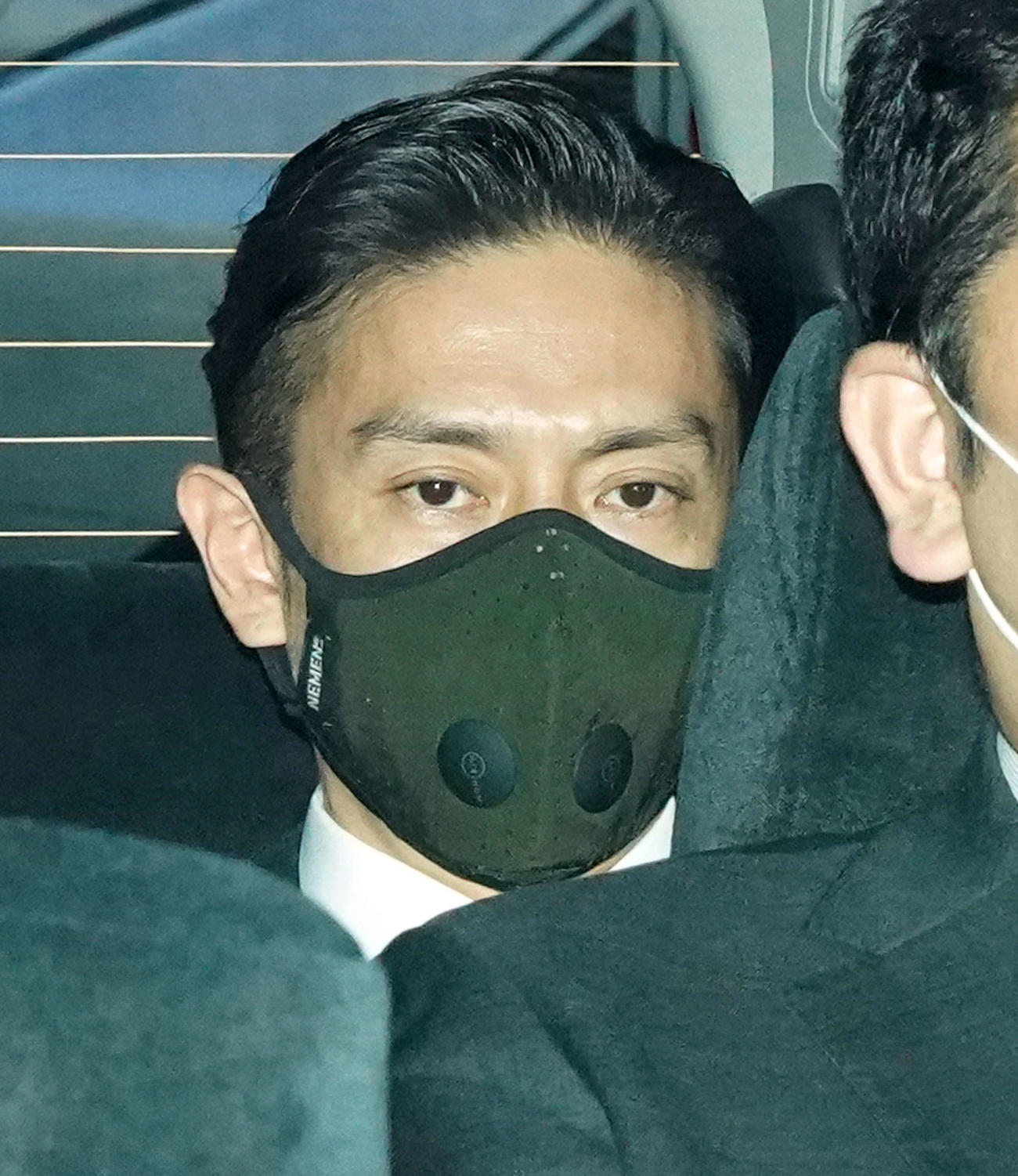 12月1日、初公判を終え車に乗って東京地裁を出る伊勢谷友介被告