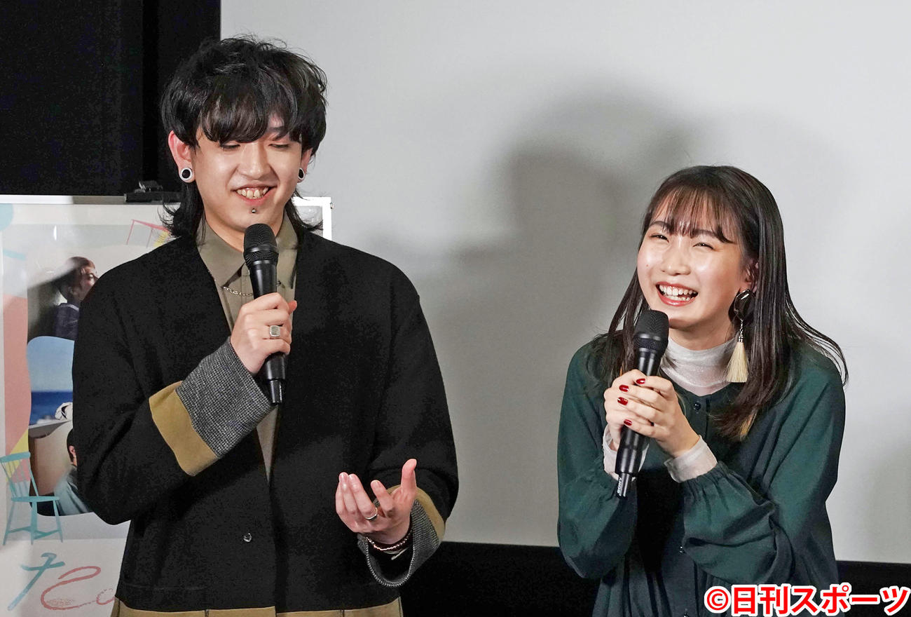 YOASOBIのikura（右）とAyase