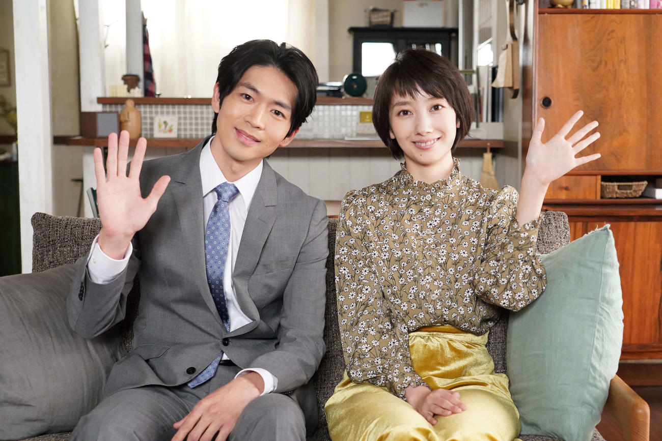 日本テレビ系連続ドラマ「＃リモラブ～普通の恋は邪道～」に出演する松下洸平（左）と波瑠