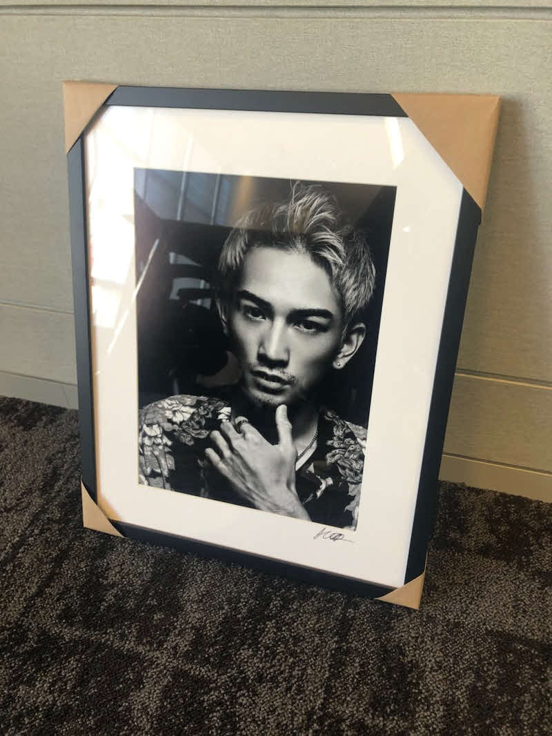 モノクロ写真を公開した町田啓太（オフィシャルブログより）