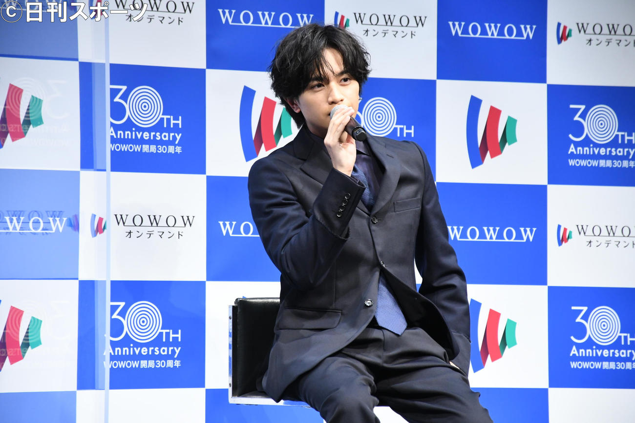 「開局30周年　新生WOWOW発表会」でクリスマスにちなんだメッセージを決めるSexy　Zone中島健人（撮影・大友陽平）