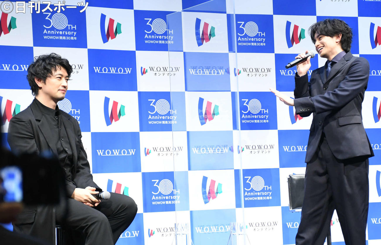 「開局30周年　新生WOWOW発表会」でクリスマスにちなんだメッセージを決めるSexy　Zone中島健人（右）に合いの手を入れて得意げな斎藤工（撮影・大友陽平）