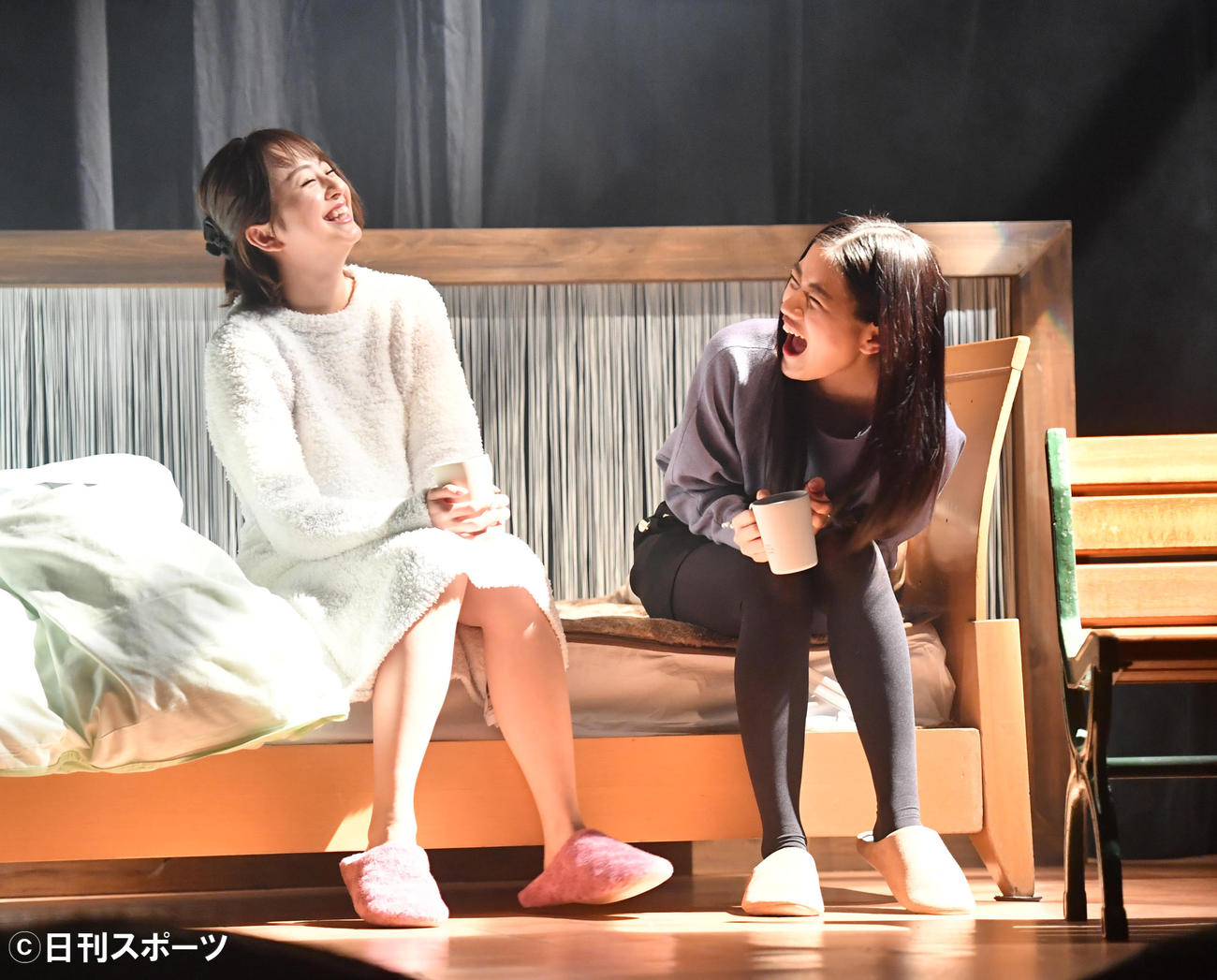 「劇団4ドル50セントとろりえの年末」のゲネプロ公演で、こたつチームの荒井レイラ（左）と仲美海（撮影・柴田隆二）