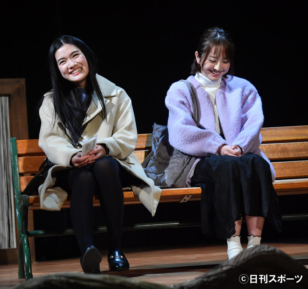 「劇団4ドル50セントとろりえの年末」のゲネプロ公演で、こたつチームの仲美海（左）と荒井レイラ（撮影・柴田隆二）
