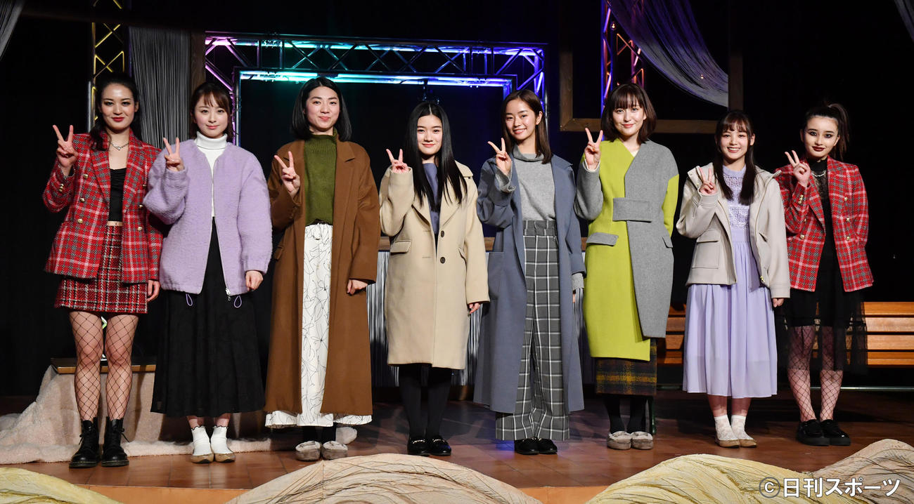 「劇団4ドル50セントとろりえの年末」のゲネプロ公演で記念撮影に納まる。左からこたつチームの岡田帆乃佳、荒井レイラ、梅舟惟永、仲美海、みかんチームの前田悠雅、岩井七世、立野沙紀、安倍乙（撮影・柴田隆二）
