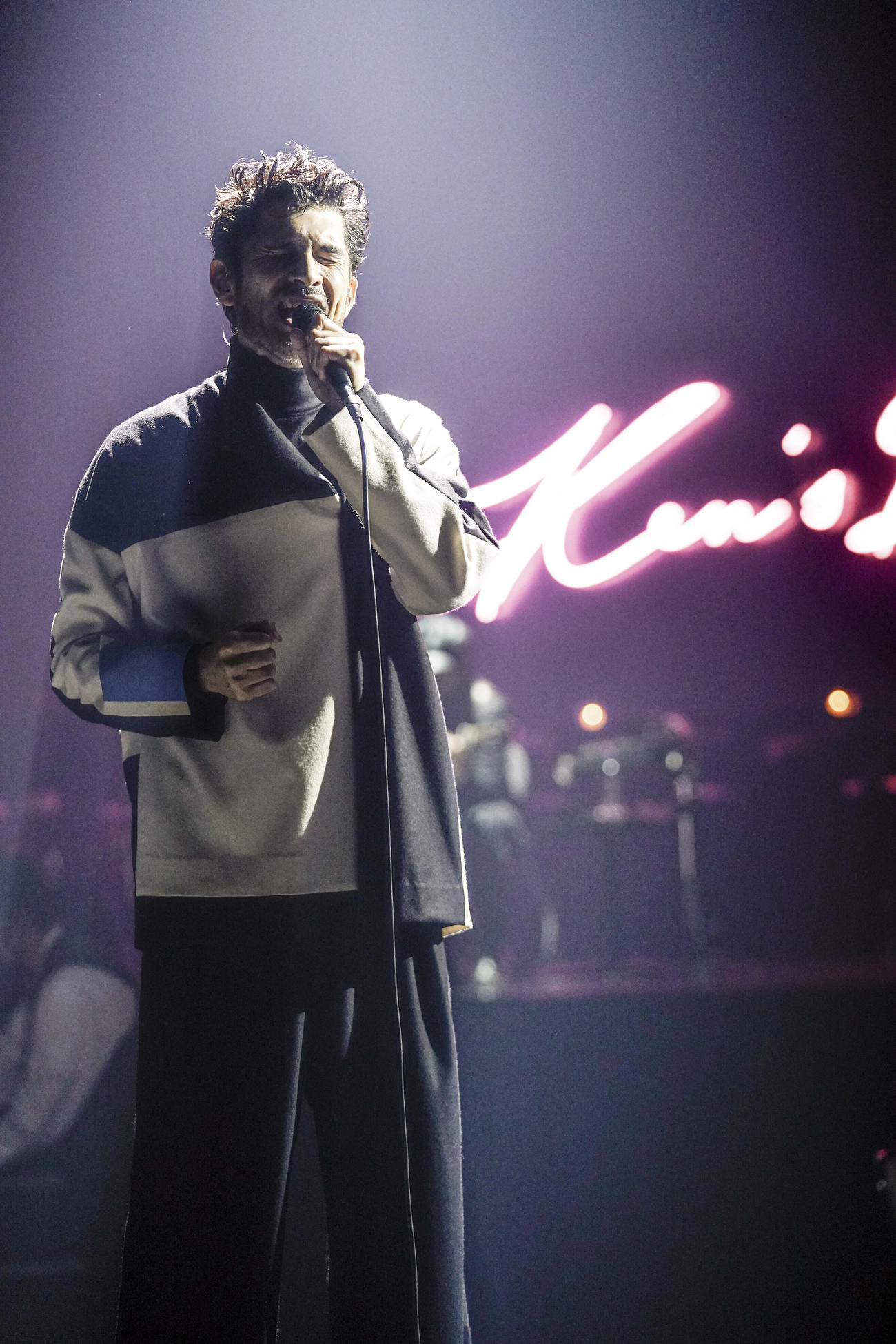 コンセプトライブ「Ken’s　Bar」クリスマス公演を初のオンラインで行い熱唱する平井堅