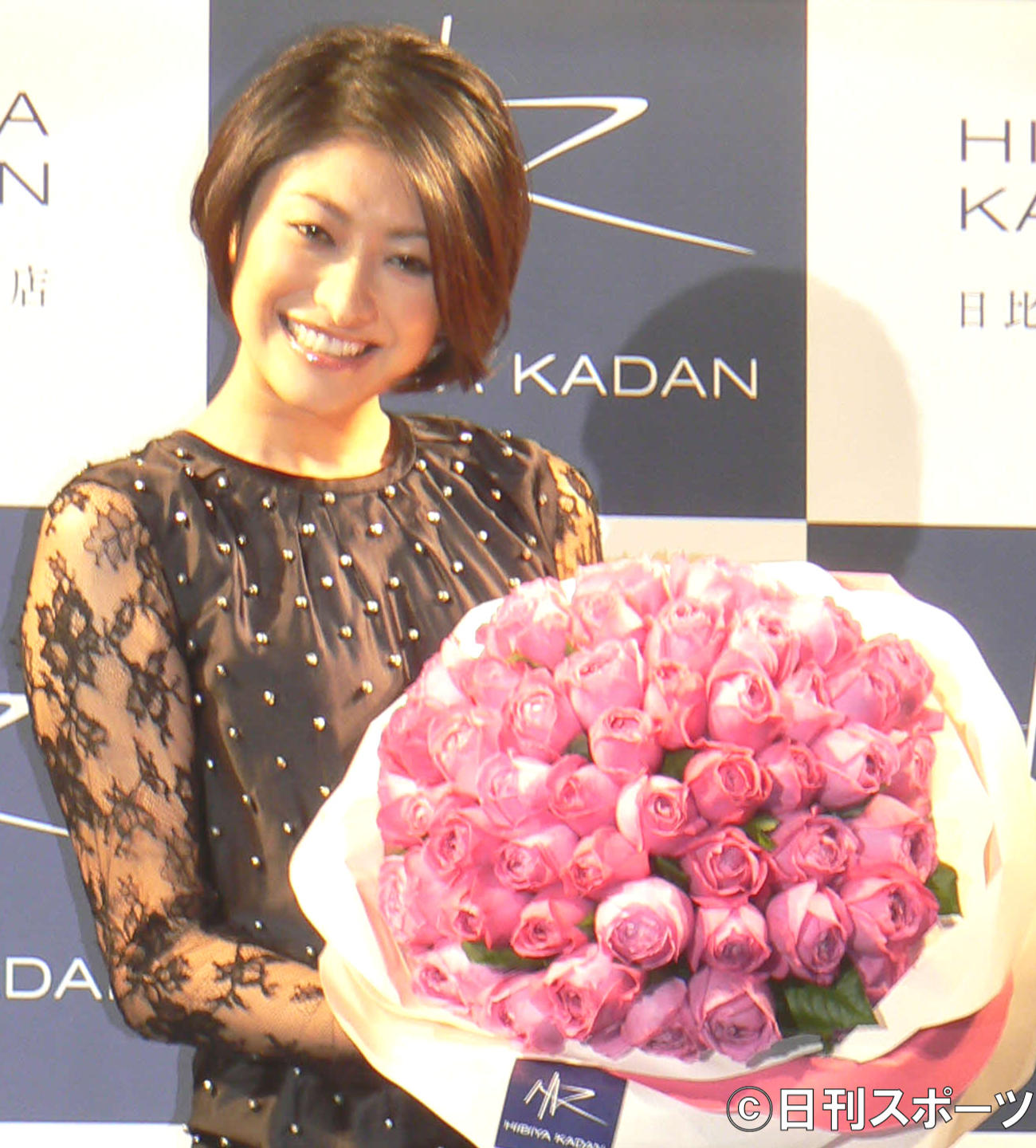 日比谷花壇バラのように美しく、人々を魅了する女性賞授賞式　大きなローズブーケを手に笑顔を見せる山田優　2009／11／27