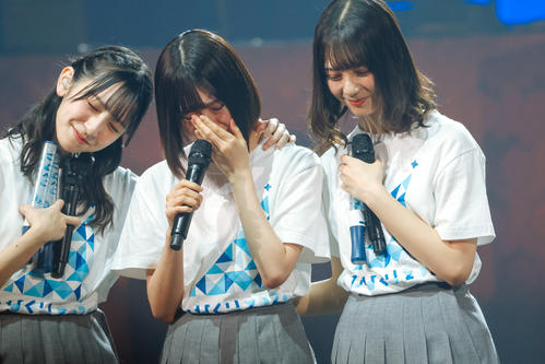 クリスマスライブを開催した日向坂46。復帰した松田好花(中央)に身を寄せる金村美玖(左)と小坂菜緒(右)
