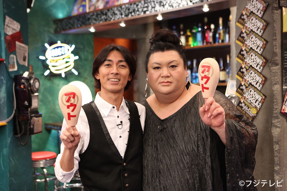 フジテレビ系「アウト×デラックス　豪華ゲスト続々登場！クリスマスSP」のMCを務める矢部浩之（左）とマツコ・デラックス（C）フジテレビ