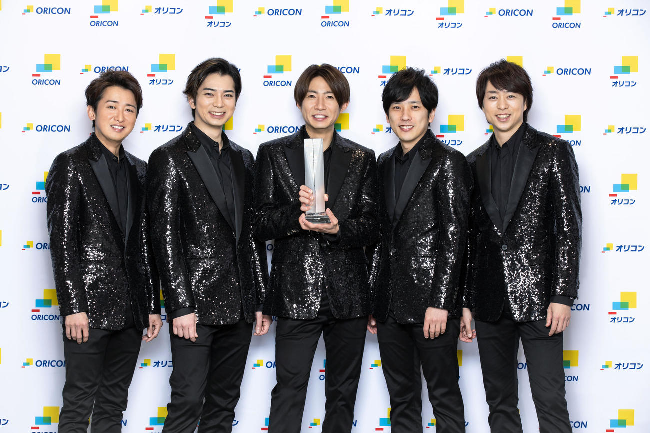 オリコン年間トータルセールスランキングで1位となった嵐。左から大野智、松本潤、相葉雅紀、二宮和也、櫻井翔