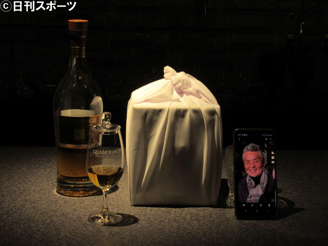 中村泰士さんが愛飲していた「グレンモーレンジ18年」や中村さんの遺骨（撮影・星名希実）