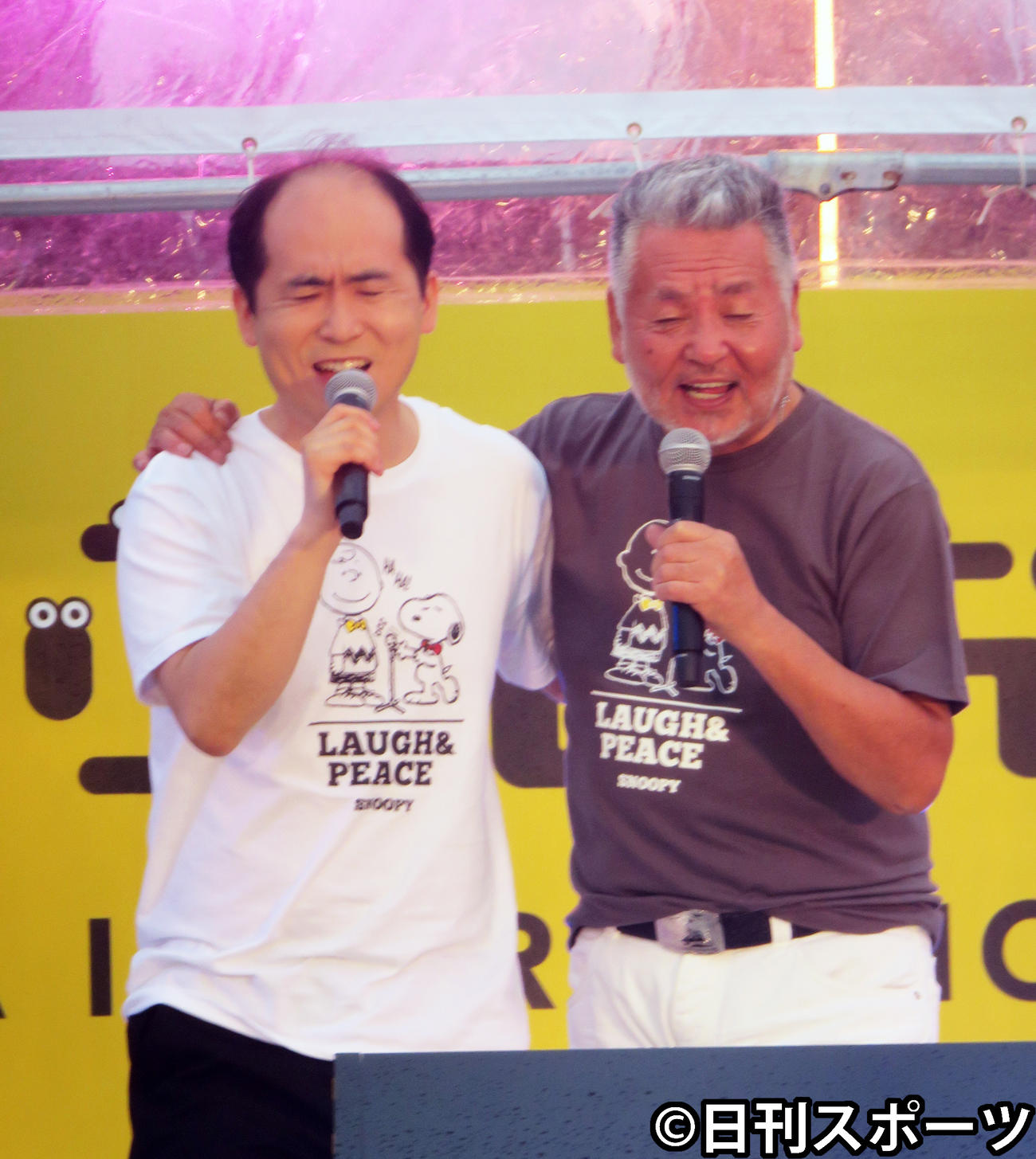 第11回沖縄国際映画祭で「北酒場」を熱唱するトレンディエンジェル斎藤司（左）と中村泰士氏（2019年4月20日撮影）