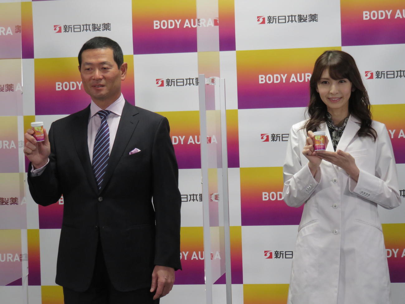 サプリメントの新商品発表会に出席した桑田真澄氏（左）と川村優希氏