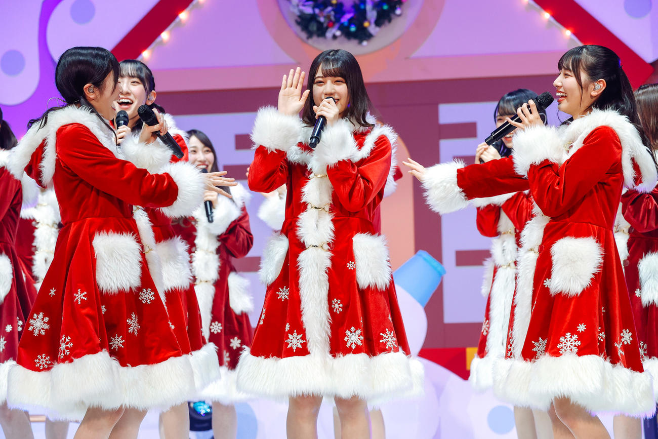 クリスマスライブを開催し、サンタ姿でパフォーマンスする日向坂46。中央は小坂菜緒