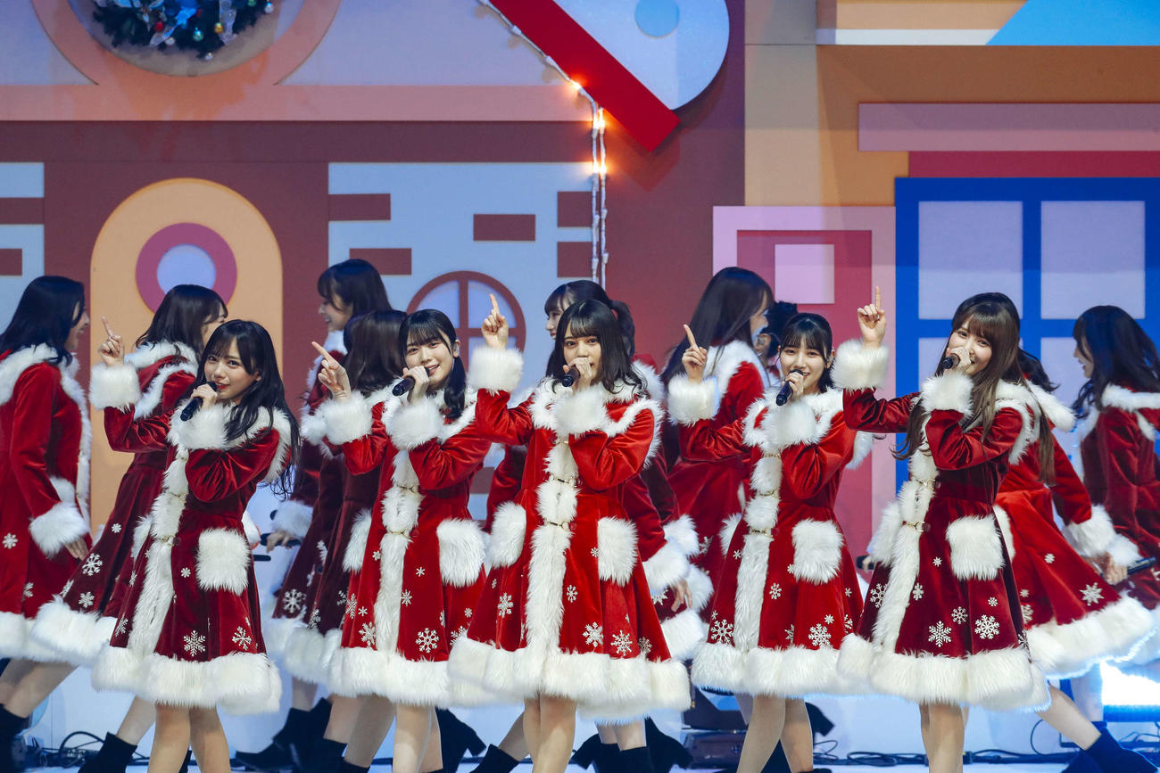クリスマスライブを開催し、サンタ姿でパフォーマンスする日向坂46