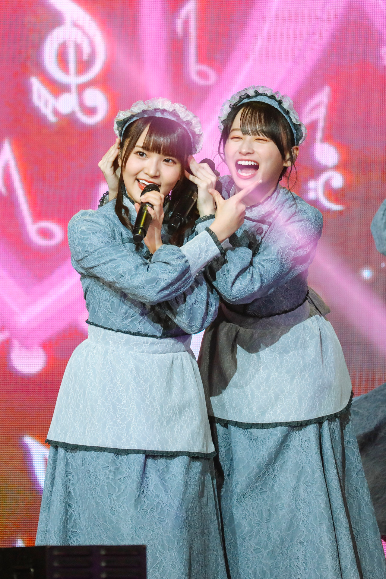 クリスマスライブを開催した日向坂46。高瀬愛奈（左）と影山優佳