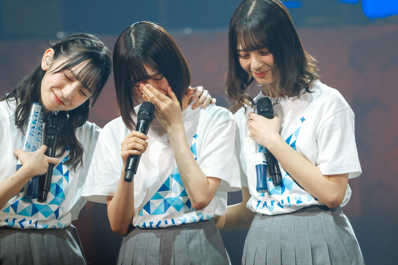 クリスマスライブを開催した日向坂46。復帰した松田好花（中央）に身を寄せる金村美玖（左）と小坂菜緒（右）