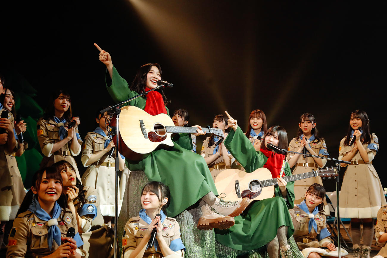 日向坂46のクリスマスライブでギターの弾き語りをする富田鈴花（中央左）と松田好花（同右）