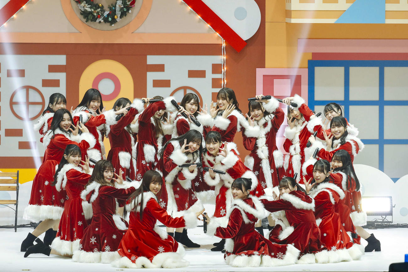 クリスマスライブを開催し、サンタ姿でパフォーマンスする日向坂46