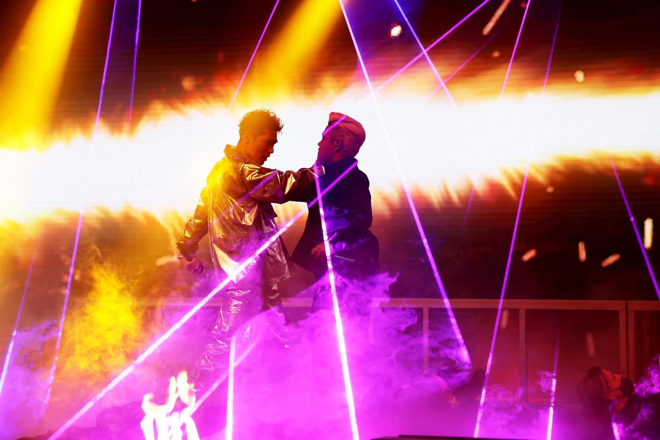 三代目　J　SOUL　BROTHERSの「LIVE×ONLINE」に出演しELLY（右）と共演するEXILE　SHOKICHI
