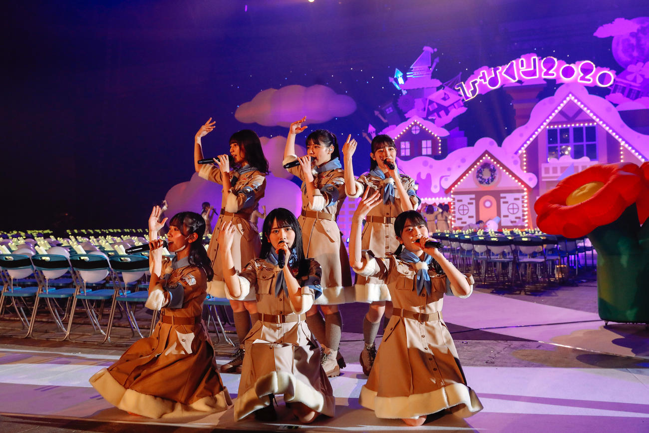 クリスマスライブを開催した日向坂46