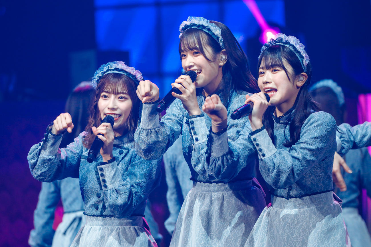 クリスマスライブを開催した日向坂46。左から東村芽依、佐々木久美、丹生明里