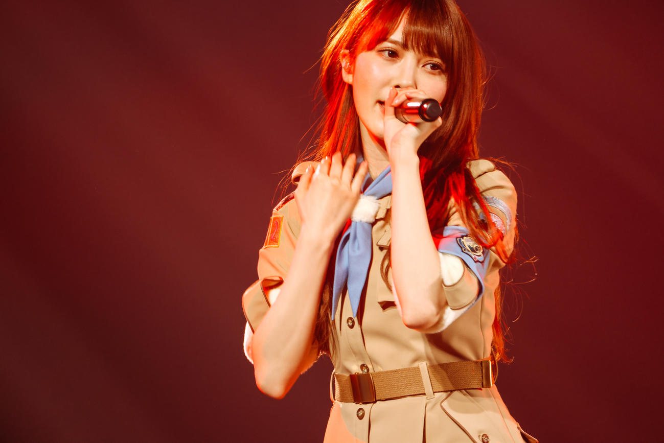 日向坂46のクリスマスライブで歌う加藤史帆　