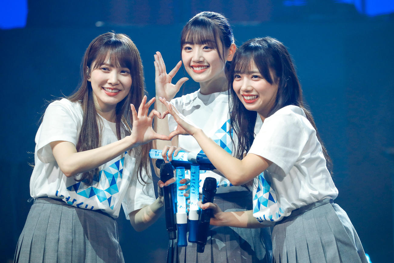 クリスマスライブを開催した日向坂46。左から加藤史帆、佐々木美玲、齊藤京子