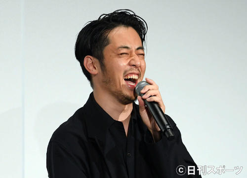 来年に挑戦したいことを発表する原作・脚本の西野亮広(撮影・たえ見朱実)