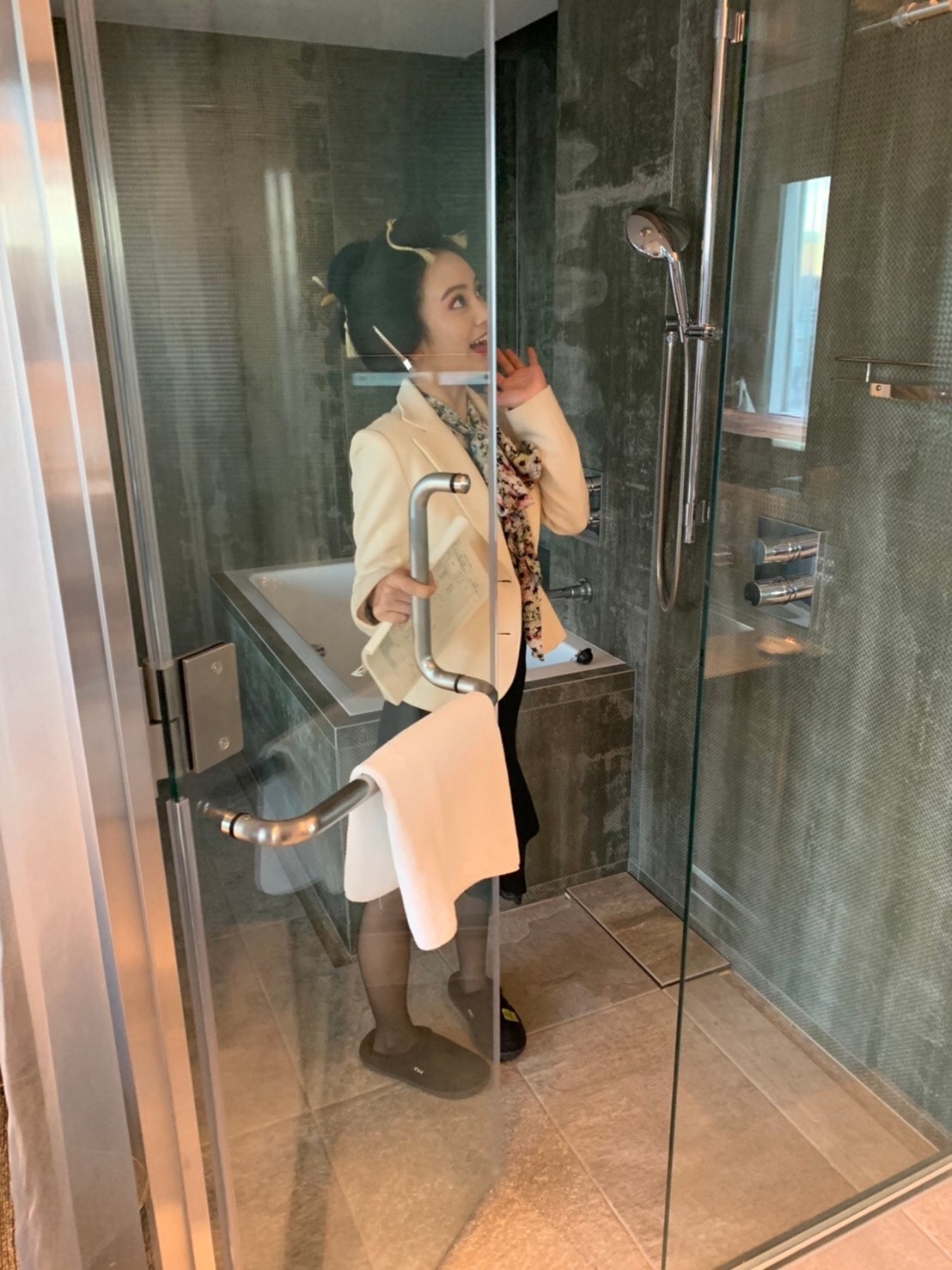 花魁（おいらん）の髪形に洋服を着たオフショットを公開した岡田結実（「江戸モアゼル」オフィシャルブログより）