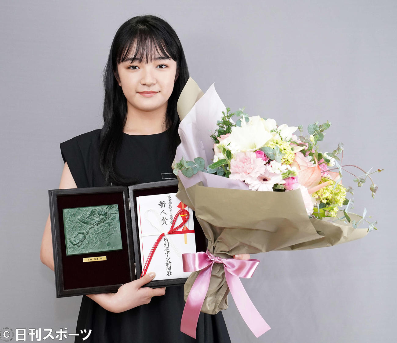 日刊スポーツ映画大賞新人賞を受賞し表彰盾を手にする服部樹咲（撮影・江口和貴）