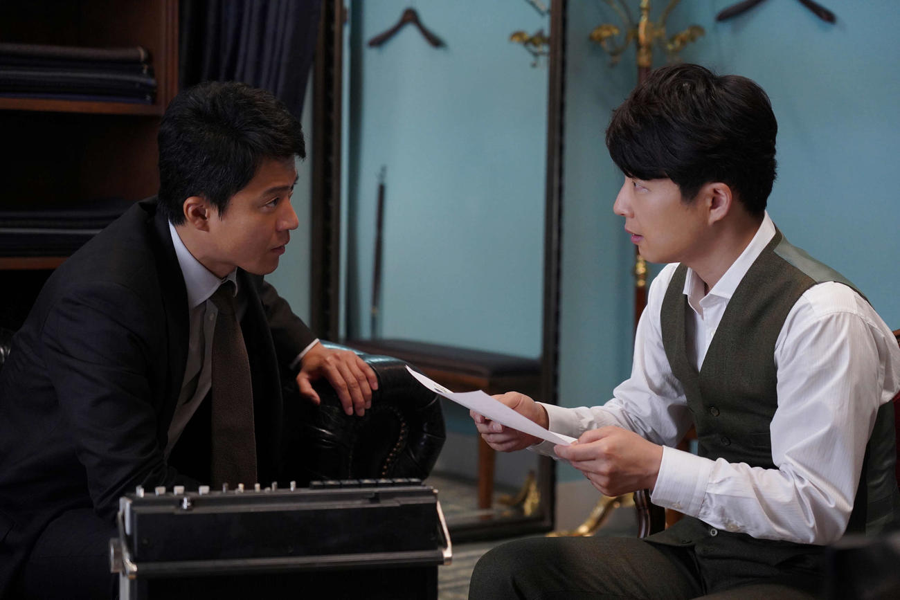 「罪の声」に出演する星野源（右）と小栗旬（C）2020　映画「罪の声」製作委員会